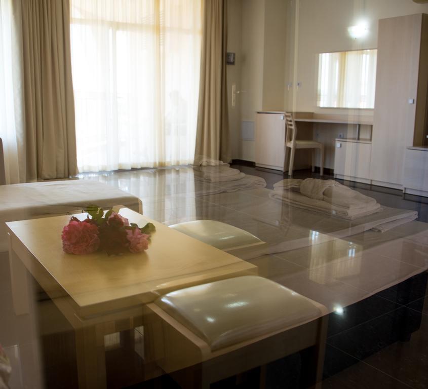 Apart Hotel Apolonia Palace Sinemoretz Habitación foto